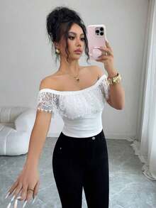 Camiseta corta de mujer ajustada con hombros descubiertos, fruncida y con adorno de encaje elegante - Blanco - Ver 4