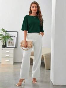 Camiseta elegante y minimalista de mujer con cuello de barco, hombros caídos y mangas cortas, de unicolor - Verde Oscuro - Ver 2