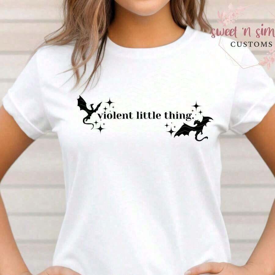 Cute Premium Unisex Casual T-Shirts - Officially Licensed Fourth Wing Merch, Featuring Fourth Wing, Iron Flame, Violet Sorrengail, Sy Reader, Bookish, And Rebecca Yarros. Experience Unmatched Comfort And Durability With Our 220gsm 100% Cotton T-Shirt. Designed For Those Who Value Quality And Substance, This Tee Offers A Structured Fit, A Soft Texture, And Long-Lasting Durability. Perfect For Casual Wear, Layering, Or As An Everyday Essential, It's Breathable Yet Resilient-Your New Favorite Shirt. 2025 - 白色 2 - 查看 1