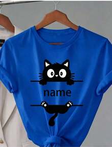 Under The Radar Personalized T-Shirt With Adorable Black Cat Design: Striped Design + Personalized Name, Create Your Own Unique Cuteness. Custom Printing With A Dedicated Space For The "Name" To Create Your T-Shirt With A Festive And Adorable Logo. Casual T-Shirt For Women And Ladies, Ideal For Mothers And Daughters - Unisex Loose Cotton Short Sleeve Crew Neck T-Shirt, Urban Vintage Style. - 藍色 - 查看 7