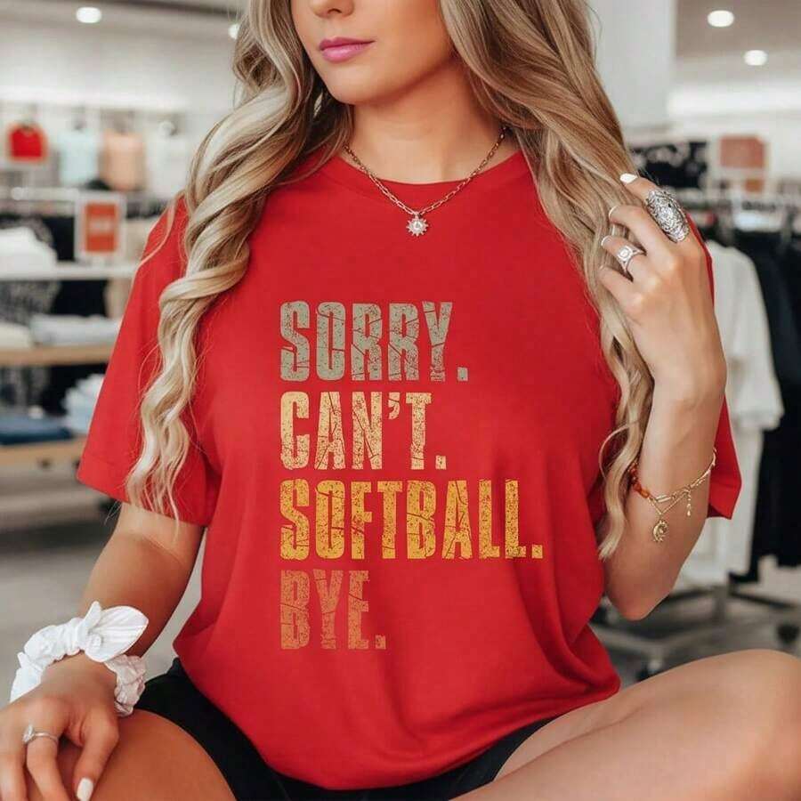 Camiseta de algodón con estampado de softbol para mujer, de manga corta, estilo casual y corte holgado con la frase "Sorry". No puedo. Softbol. Adiós. Camiseta básica estampada de corte holgado, tallas S-5XL, cómoda para uso diario, camiseta casual de inspiración deportiva para amantes del softbol, camiseta de algodón negra, ropa fresca de verano para mujer. - Rojo - Ver 1