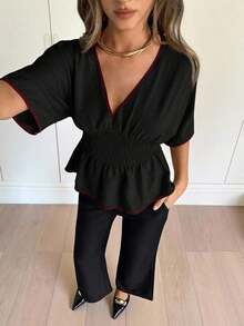 Blusa casual de mujer con cuello en V profundo, ribete de contraste, cintura fruncida, manga corta, adecuada para vacaciones y playa - Negro - Ver 4