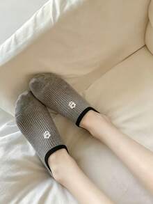 6雙女款船襪，簡約黑、白、灰色隱形船襪，適合春夏穿著，專為淺口鞋設計，提供低筒船襪版本。面料柔軟舒適、親膚、透氣不悶熱，同時耐洗耐穿，不易起球或變形，適用於各種場合。 - 彩色 - 查看 5