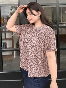 Plus Camiseta de manga corta de cuello redondo con ajuste holgado y estampado de leopardo - Rosa - Ver 3
