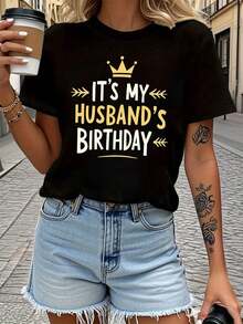 This Women's T-Shirt Features A "It's My Husband's Birthday Celebration" Letter Print, Short Sleeves, And A Round Neck. It's A Casual Top Perfect For Spring And Summer. A Casual Women's T-Shirt With A Print, Short Sleeves, And A Round Neck, Ideal For Spring/Summer. - 黑色 - 查看 6