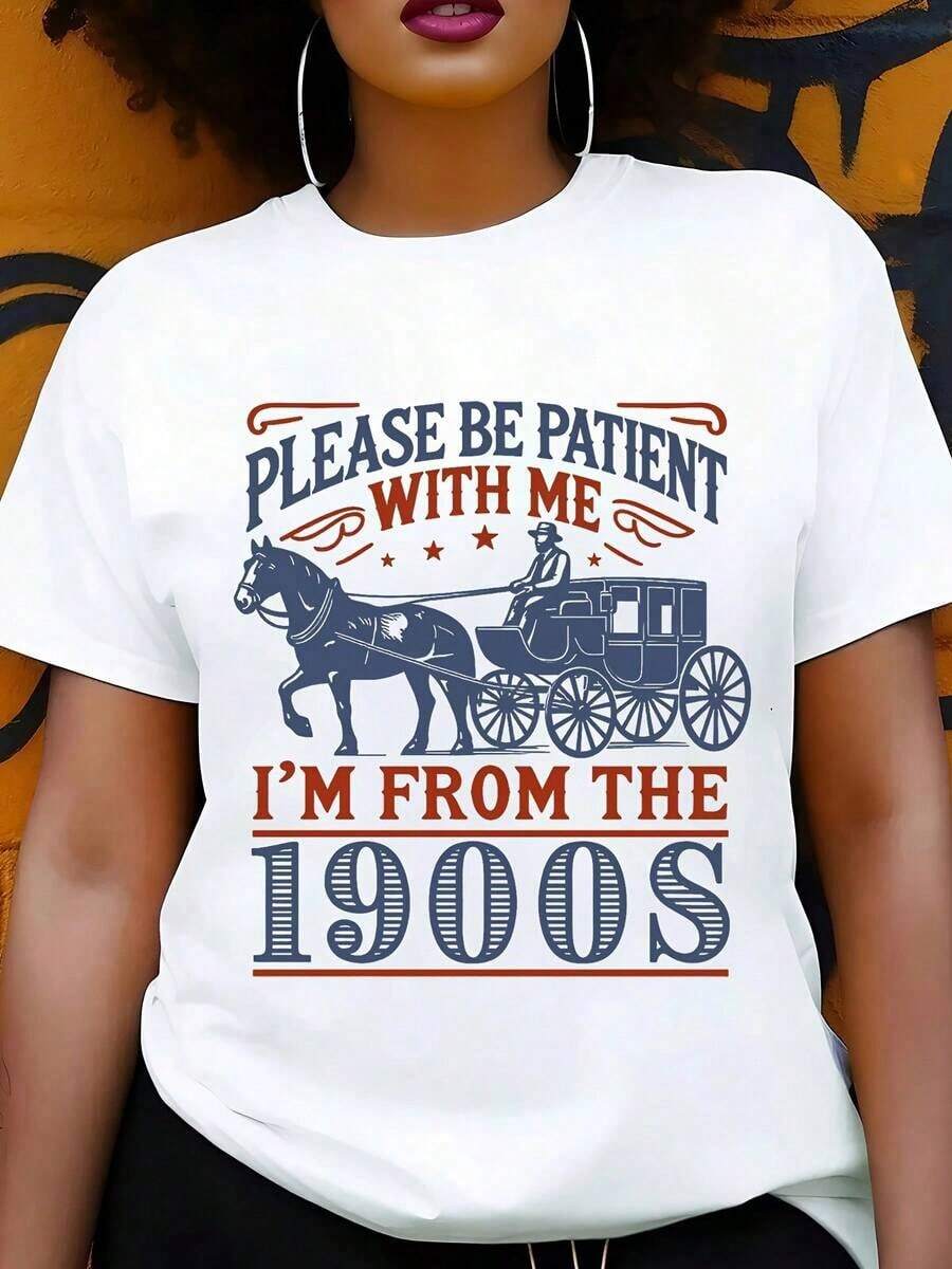 Crew Neck T-Shirt With Horse-Drawn Carriage Print, "Please Be Patient With Me, I'm From The 20th Century", Vintage Graphic T-Shirt With Humor For Casual And Sporty Outfits - 白色 - 查看 1
