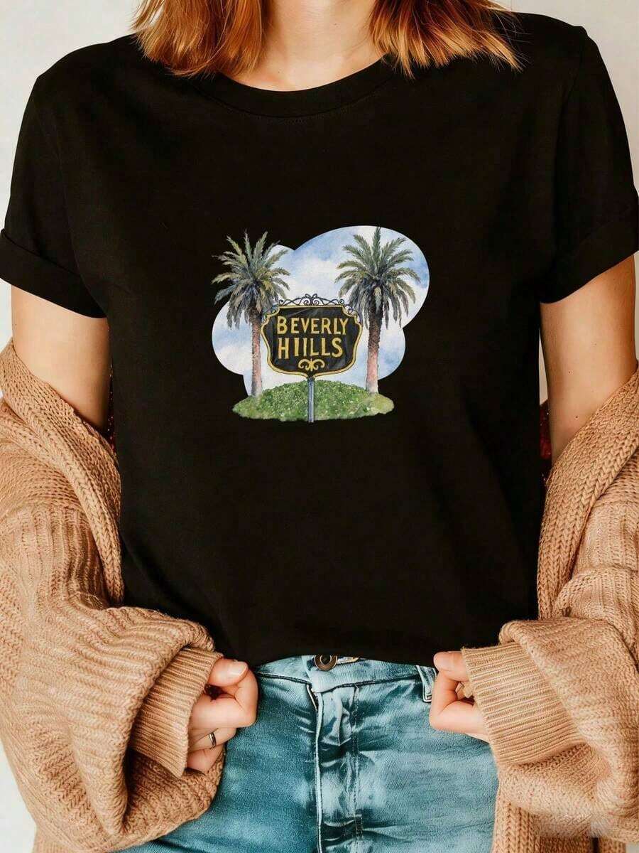 Premium Black T-Shirt With A Design Of Two Palm Trees And Yellow Lettering On A Black Background, With Green Grass And A Blue Sky In The Background. New Women's Summer T-Shirt, Casual And Comfortable With A Round Neck. Gift Idea. - 黑色 - 查看 1