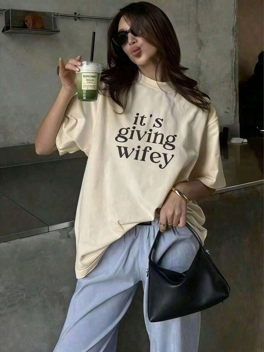 Women's Vintage Holiday T-Shirt "It's Giving Wifey" With Fun Graphic, Women's Cotton T-Shirt, Crew Neck, 100% Cotton - 杏色 - 查看 1