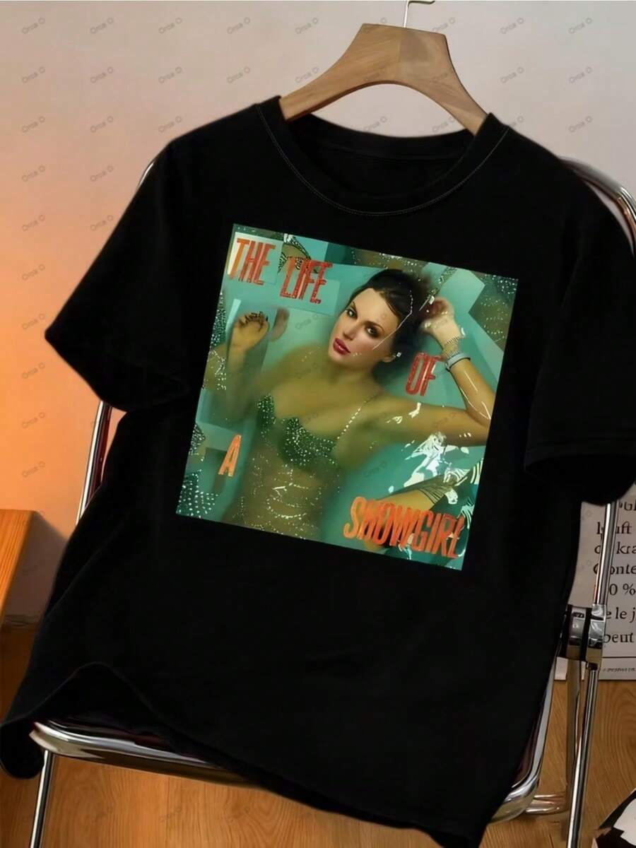 Graphic Tee With A Retro Showgirl Theme, Perfect For Dance Events, Theme Parties, Or Casual Wear. An Ideal Gift For Showgirl Enthusiasts. Machine Washable, In Black With Red Details. - 黑色 - 查看 1