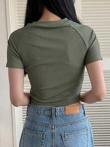Camiseta de mujer con manga raglán y estampado de letras en contraste, Tops cortos de mujer, Camisetas gráficas - Verde militar - Ver 5