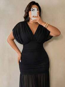 Vestido elegante con cuello en V, manga corta y drapeado para mujer de talla grande - Negro - Ver 6