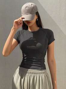 Camiseta de manga corta ajustada y deportiva para mujer con diseño de manga raglán y estampado de letras, estilo Y2K - Gris - Ver 3
