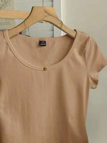 Camiseta ajustada de mujer con cuello de pico, manga raglán y patrón minimalista, 95% algodón, color caqui - Caqui - Ver 4