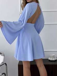Short French Satin Party Dress With V-Neck, Open Back And Bell Sleeves, Fitted Waist - 藍色 - 查看 9
