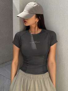 Camiseta de manga corta ajustada y deportiva para mujer con diseño de manga raglán y estampado de letras, estilo Y2K - Gris - Ver 4