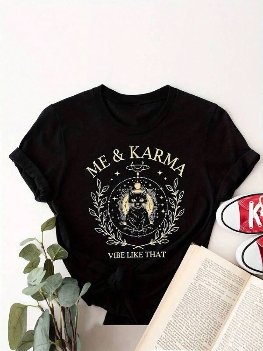 1 Pieza Camiseta Unisex Holgada 180g 100% Algodón Puro, T-shirt única y original Me & Karma con un diseño celestial y vibrante ideal para quienes buscan estilo y autenticidad, perfecta para la moda y2k, combina comodidad y  en una sola prenda, ¡no te pierdas esta pieza esencial en tu guardarropa! - Negro - Ver 1