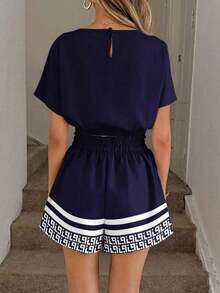 Conjunto de 2 piezas casual y elegante para primavera/verano con blusa de cuello redondo con estampado floral vintage y dobladillo recogido, y shorts con bolsillo con volante en la cintura - Multicolor 16 - Ver 2