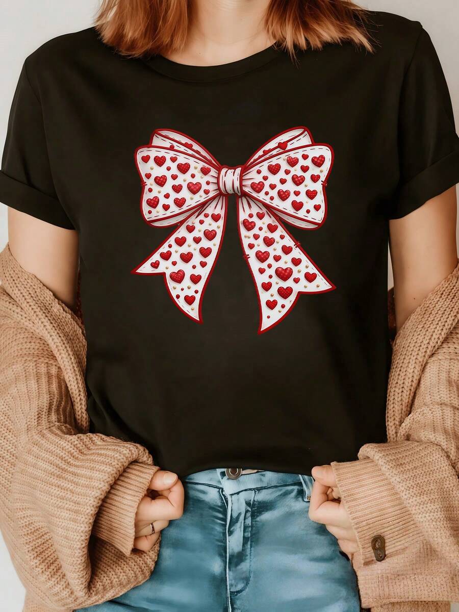 Large Bow Made Of Red Hearts Symbolizing Tenderness, Affection And Joy, Ideal For Expressing Everyday Love. Modern, Casual, Comfortable Women's T-Shirt For Daily Wear, Elegant And Eye-Catching. - 黑色 - 查看 1