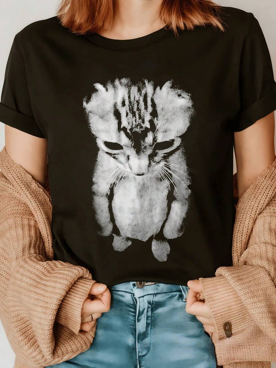 A Cat With A Deep Gaze Symbolizes Tenderness, Silence, And Mystery, Reflecting The Emotional Connection With Animals And A Modern Artistic Touch. A Comfortable, Casual Women's T-Shirt For Everyday Wear. - 黑色 - 查看 1