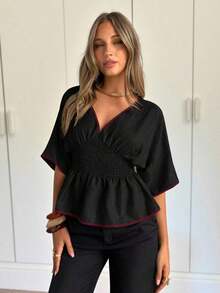 Blusa casual de mujer con cuello en V profundo, ribete de contraste, cintura fruncida, manga corta, adecuada para vacaciones y playa - Negro - Ver 5
