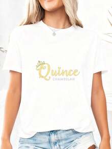 Quince Chambelan & Elegant Gold Crown, Women's Short-Sleeved T-Shirt With Elegant Text, Comfortable, Soft And Lightweight Fabric, Ideal Gift For Quinceañera Enthusiasts Or Lovers. 100% Cotton. - 白色2 - 查看 3