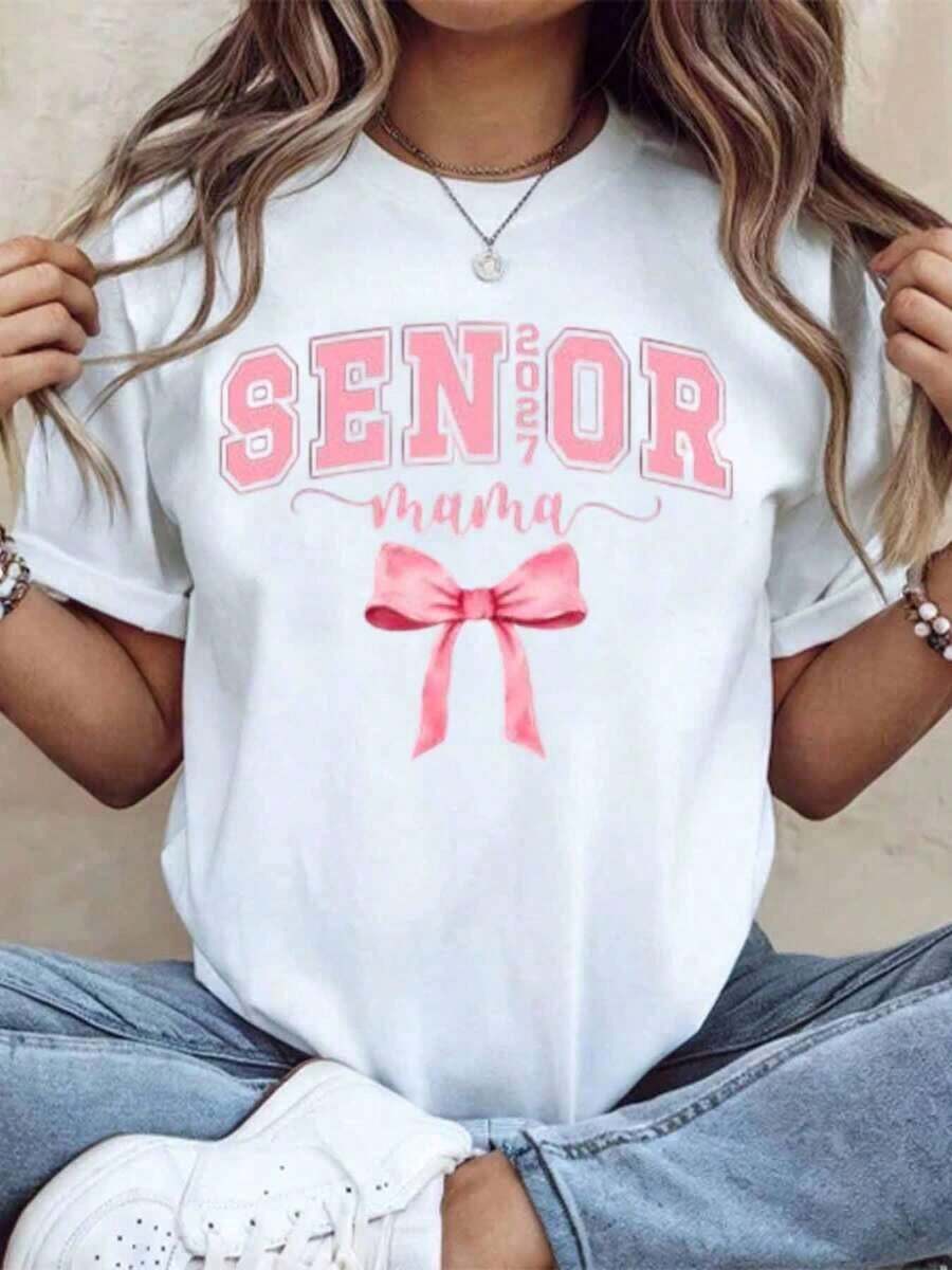 Pink T-Shirt With Bow For Graduating Mom 2024, Mother's Day Gift, Casual Summer T-Shirt For Women, Graduating Mom T-Shirt, 220g - Urban Vintage Style, Unisex, Loose Fit, Cotton, Short Sleeve, Round Neck, 100% Pure Cotton - 白色 - 查看 1