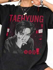 Vintage V-Shirt, Kim Taehyung Pose Retro 90s Shirt, Gifts For Bangtan Fan. Fashionable Casual T-Shirt With Creative Print For Women, Short Sleeve, Round Neck, For Spring And Summer - Festive Celebration Shirt, Party Wear Top - 黑色 - 查看 1