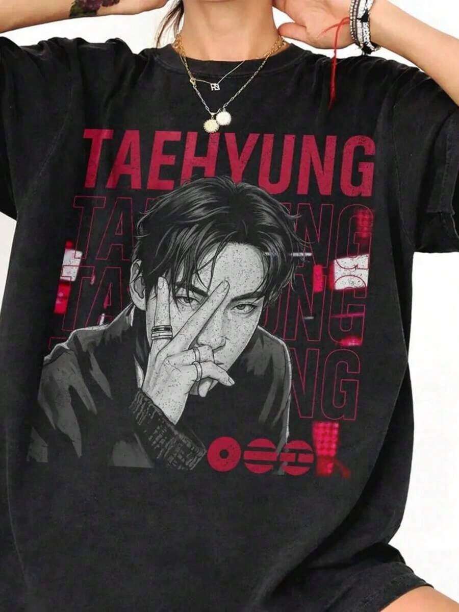 Vintage V-Shirt, Kim Taehyung Pose Retro 90s Shirt, Gifts For Bangtan Fan. Fashionable Casual T-Shirt With Creative Print For Women, Short Sleeve, Round Neck, For Spring And Summer - Festive Celebration Shirt, Party Wear Top - 黑色 - 查看 1