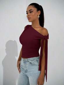 Blusa elegante de mujer con cuello asimétrico y hombro oblicuo con lazo, adecuada para uso diario, citas, salidas, discoteca, fiestas y reuniones - Burdeos - Ver 5