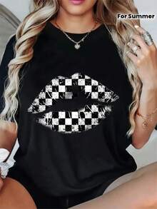 Camiseta Estampada para Mujer - Camiseta Casual de Manga Corta y Cuello Redondo, Corte Relajado para Todas las Estaciones, Perfecta para Uso Diario y Vacaciones (Lavable aáquina) - Modelo: Mujer de Piel Clara con Camiseta Negra y Shorts. - Negro - Ver 6