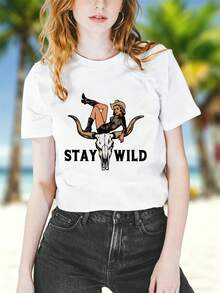 Camiseta de mujer 100% algodón estilo western, con diseño de chica vaquera y calavera de toro con la frase "Stay Wild", adecuada para usar en la playa en verano, un regalo para mujeres. Camiseta de mujer de color sólido simple, corte holgado y ajustado, manga corta informal. - Blanco - Ver 2