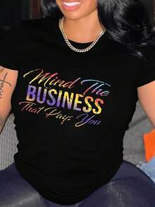 Camiseta casual de talla grande para mujer con cuello redondo, con un estampado colorido que dice "MIND THE BUSINESS THAT PAYS YOU", mangas cortas, cuello redondo, lavable a máquina, color negro. Blusas Para Mujer Casual. - Negro - Ver 1