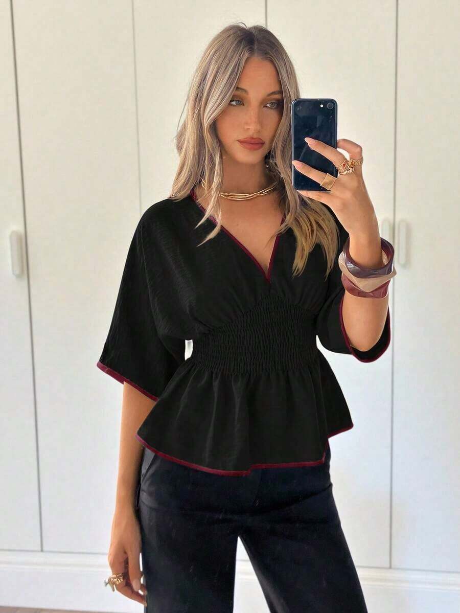 Blusa casual de mujer con cuello en V profundo, ribete de contraste, cintura fruncida, manga corta, adecuada para vacaciones y playa - Negro - Ver 1