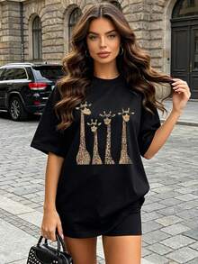 Camiseta de manga corta con cuello redondo suave y casual para mujer, con un estampado gráfico de la familia de jirafas con gafas de sol, ideal para amantes de los animales en primavera y verano. Negro. - Negro - Ver 2