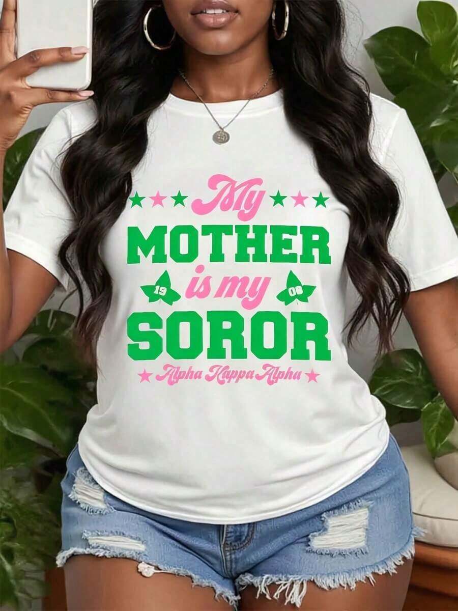 Camiseta AKA Pretty AKA, Camiseta de la Sororidad AKA para Mujer, Camiseta de Cuello Redondo, Camiseta con Letras Coloridas, Camiseta con Patrón Decorativo AKA, Camiseta con Letras Gruesas, Tela Lavable a Máquina - Blanco - Ver 1