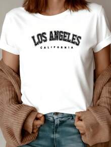 Words That Evoke The Free Spirit Of California And The Urban Energy Of Los Angeles, Creating A Sense Of Modern Style And Confidence For Everyday Wear. Casual Women's T-Shirt With An Attractive Urban Print. - 白色 - 查看 8