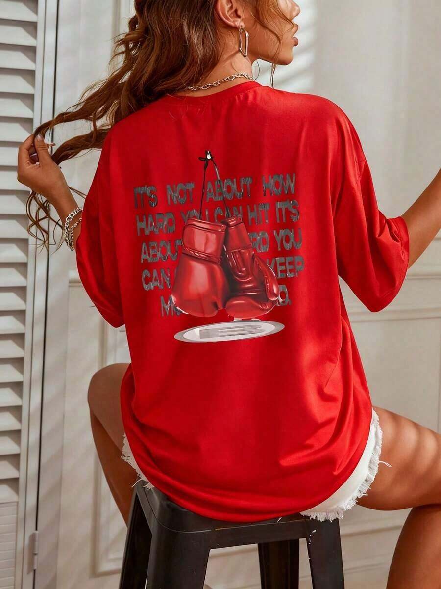 Women's T-Shirt With A Red Boxing Glove Print, Inspiring Strength And Perseverance. Ideal For A Sporty Or Casual Look, It Enhances Your Fighting Spirit With Comfort And Style. Suitable As A Gift. Women's T-Shirt. Blouses > Elegant. Boho Chic. Soft, Breathable, And Comfortable Women's Top, Ideal For Spring, Summer, And Fall, Perfect For Vacations, Travel, And Everyday Wear. - 紅色的 - 查看 1