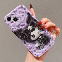 This Sanrio Hello Kitty Phone Case Features A Cute And Playful Anime-Themed Design That Is Simple Yet Stylish, Offering A Smooth And Delicate Tactile Feel. It Incorporates A 2D Wave-Patterned Texture, Exuding A Crystal-Clear Aesthetic Of Pure Beauty, And Is Meticulously Crafted From High-Quality, Visually Striking TPU Material. Furthermore, The Interior Of The Case Features A Built-In Protective Structure Specifically Designed To  The Camera, Making It An Ideal Choice For Female Users. This Case Is Compatible With The  17, 16, 15, 14, 13, 12, And 11 Series Models (Including Mini, Pro, Max, And Pro Plus Versions). Whether For Family Or Friends, It Makes For A Perfect Gift. Keywords: Cute Phone Case, Kuromi Phone Case,  Design, My Melody Phone Case, Slim And Durable.  17 Pro Max Phone Case. - 黑色 - 查看 2