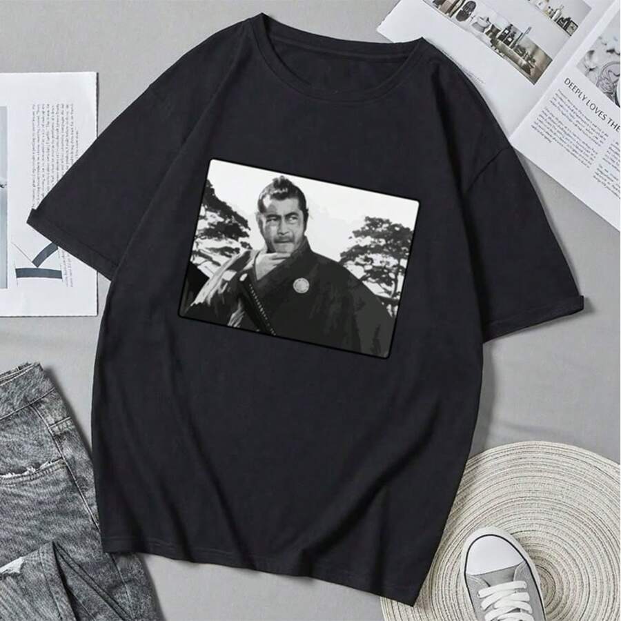 Unisex T-Shirt Featuring Sanjuros, Yojimbos, And Toshiros Mifune, With Anime And Cartoon Print. Casual Summer T-Shirt With A Round Neck. - 黑色 - 查看 1