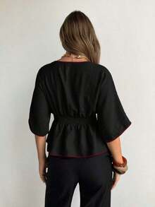 Blusa casual de mujer con cuello en V profundo, ribete de contraste, cintura fruncida, manga corta, adecuada para vacaciones y playa - Negro - Ver 2