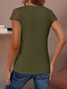 Camiseta de manga corta con parche de encaje en color liso, versátil y casual - Verde Oscuro - Ver 2