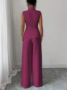 Conjunto de oficina elegante para mujer, compuesto por una chaqueta blazer sin mangas con cuello y bajo asimétrico, con hebilla metálica en la cintura, combinada con pantalones de cintura elástica.Conjunto de 2 piezas elegante para primavera/verano, atuendo formal y de clase para mujer. - Rojo violeta - Ver 2