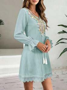 Vestido de mujer con cuello bordado en V, detalles con borlas de colores, mangas largas con volantes, decoración con borlas, vestido elegante de playa y vacaciones para primavera - verde menta - Ver 2
