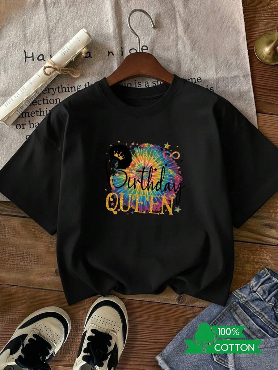 Camiseta de moda de manga corta para mujer, ideal para vacaciones de verano, con estampado de letras y anime, diseño sencillo, cómoda y transpirable, adecuada para uso diario informal y versátil, que muestra un estilo natural y elegante, imprescindible para fiestas de verano, envío local, perfil lateral femenino con corona dorada. - Negro - Ver 1