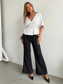 Blusa casual de mujer con cuello en V profundo, ribete de contraste, cintura fruncida, manga corta, adecuada para vacaciones y playa - Blanco - Ver 8