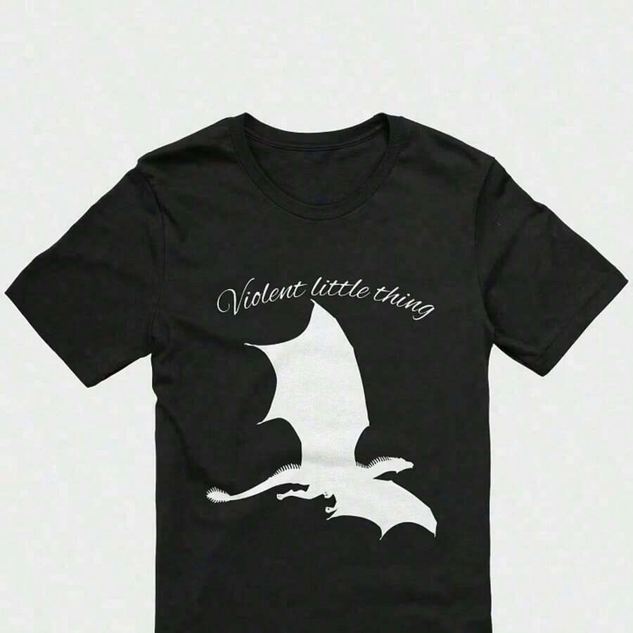 Cute Premium Unisex Casual T-Shirts - Officially Licensed Fourth Wing Merch, Featuring Fourth Wing, Iron Flame, Violet Sorrengail, Sy Reader, Bookish, And Rebecca Yarros. Experience Unmatched Comfort And Durability With Our 220gsm 100% Cotton T-Shirt. Designed For Those Who Value Quality And Substance, This Tee Offers A Structured Fit, A Soft Texture, And Long-Lasting Durability. Perfect For Casual Wear, Layering, Or As An Everyday Essential, It's Breathable Yet Resilient-Your New Favorite Shirt. 2025 - 黑色 3 - 查看 1