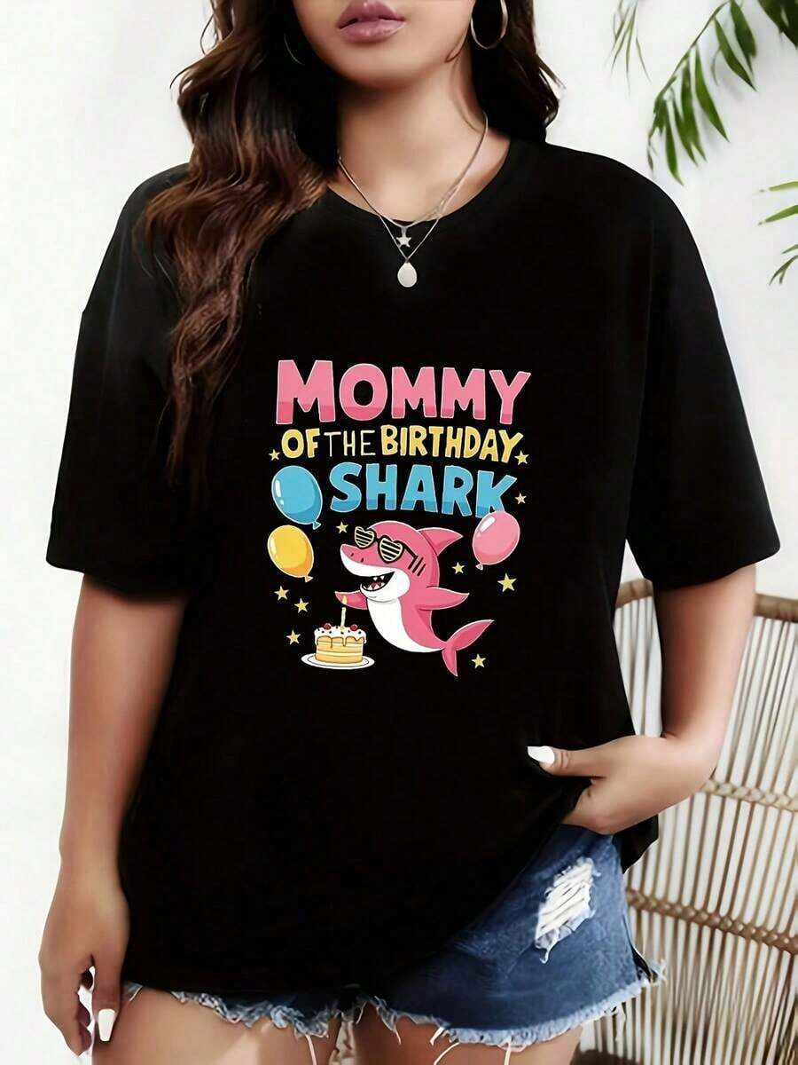 Talla Grande - Talla Grande - Camiseta de Talla Grande con el Texto 'MOMMY OF THE BIRTHDAY SHARK', Camiseta Negra de Manga Corta con Cuello Redondo Estampado - Lavable a Máquina, Adecuada para Primavera, Verano y Otoño, Estilo Casual, Ajuste Cómodo, Diseño Moderno - Negro - Ver 1