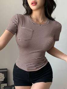 Camiseta casual de mujer con cuello redondo, de manga corta, bolsillo y silueta ceñida a rayas - Marrón - Ver 2
