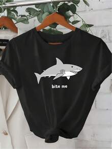 Limited Time Offer, Limited Quantities, Flash ! Women's Casual Shirts, Women's Polyester T-Shirts, Stylish Shirts. Women's Casual Urban Style Short-Sleeve T-Shirt With Shark Tooth Print And Fun "Bite Me" Slogan, Soft Texture, Casual, Comfortable, , And Breathable. - 黑色 - 查看 3