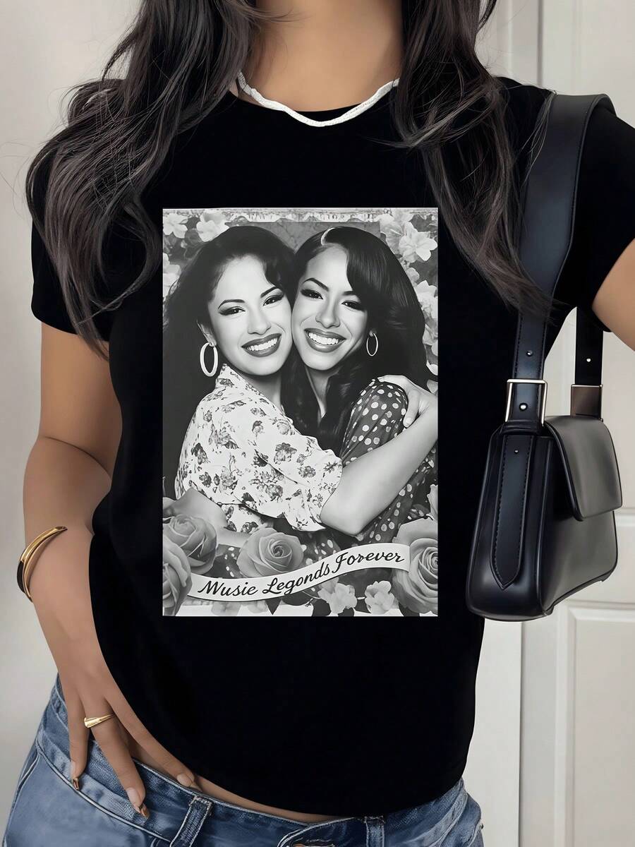 Dos mujeres abrazadas rodeadas de flores simbolizan la unión entre amistad y arte con un fondo armónico que inspira conexión y fuerza emocional camiseta de mujer casual moderna con estampado artístico ideal para uso diario - Negro - Ver 1